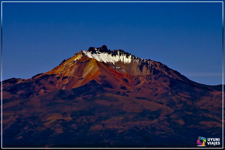Volcán Tunupa: Un Destino Mágico entre la Historia y la Naturaleza Andina
